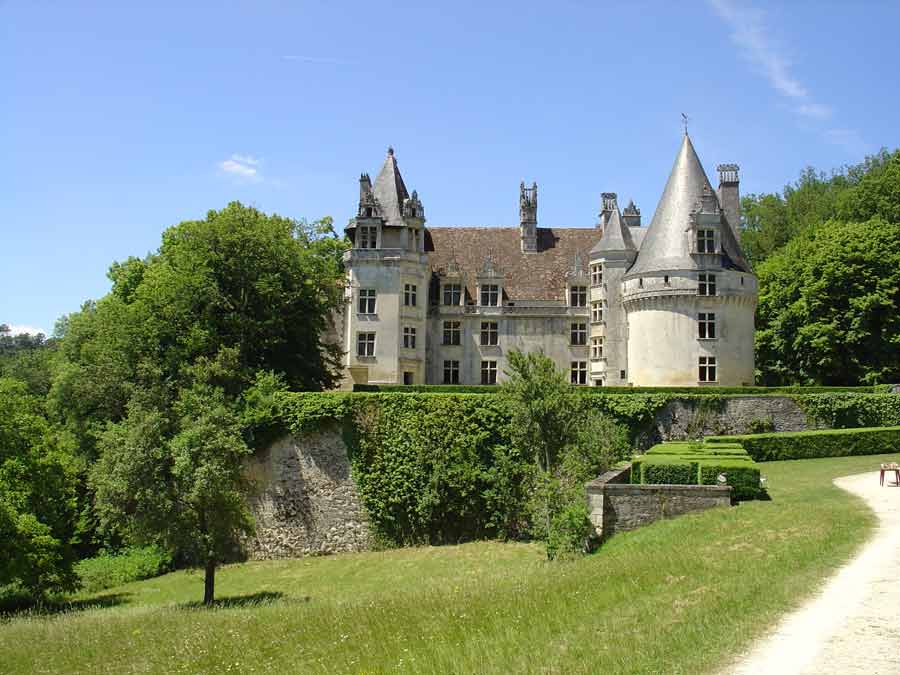 Le château de Puyguilhem à Villars, élégant édifice Renaissance entouré de verdure dans le Périgord Vert