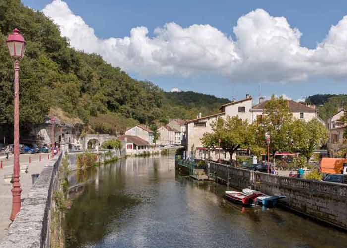 La Dronne traversant le centre de Brantôme, avec les quais et les maisons du Périgord Vert en arrière-plan