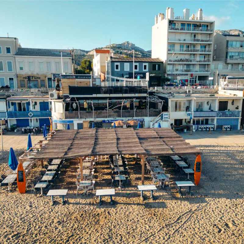 vue aérienne du Tropicana avec des tables installées sur leur plage privée (Marseille)