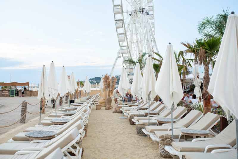 La Rhumerie et sa plage privée à Marseille avec transats et parasols