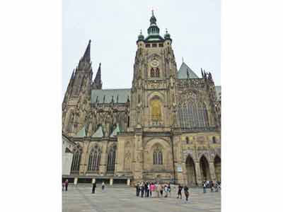 Façade avant de la cathédrale Saint-Guy, Prague