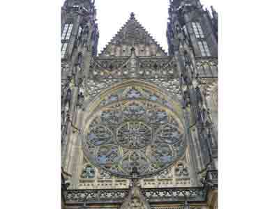 Rosace sur la façade avant de la cathédrale Saint-Guy, Prague
