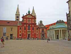 Façade rouge et blanche de la basilique Saint-Georges, château de Prague