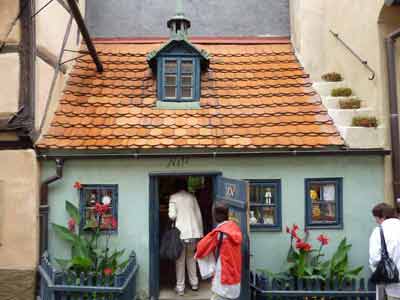 Ruelle d'Or (Zlatá ulička) dans le château de Prague qui dessert une série de petites échoppes et maisonnettes