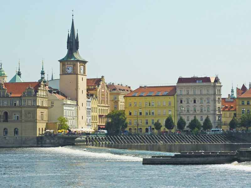 Vue sur la vieille ville de Prague depuis l'île Kampa