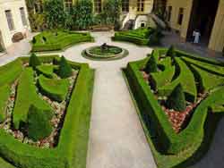 Allée avec des parterres symétriques dans le jardin Vrtbovská