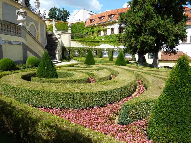 Escalier qui monte au premier niveau du jardin Vrtbovská