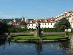 Grand bassin avec une île artificielle sur laquelle se dresse une statue d'Hercule (jardin Wallenstein, Prague)