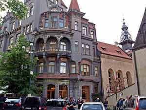 Façade d'une synagogue dans le quartier de josefov à Prague