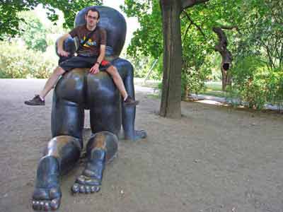 Statue de bébé de David Cerny devant le musée d'art privé de l'île kampa, Prague