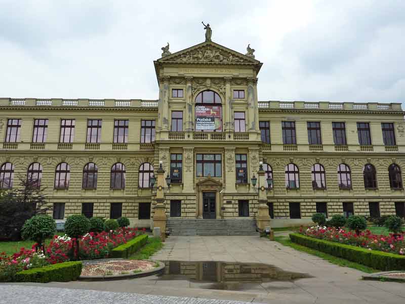 Façade du musée de la ville de Prague
