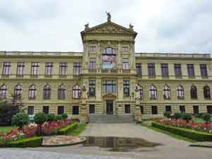 Façade du musée de la ville de Prague