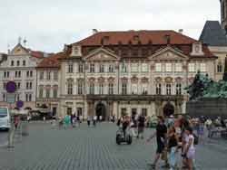 Vue sur le mémorial de Jan Hus et la galerie nationale de Prague, place de la Vieille Ville