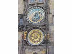 Gros plan sur les cadrans de l'horloge astronomique de Prague