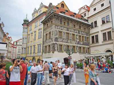 Maison à la Minute située au n°3 sur la place de la Vieille Ville à Prague, entre l'ancien hôtel de ville et la maison de la Corne d'Or