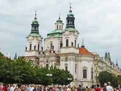 Eglise Saint-Nicolas, édifice religieux hussite de style baroque situé sur la place de la Vieille Ville de Prague, au cœur de Staré Město (République tchèque)
