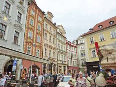 Terrasses de restaurants sur la place de la vieille ville à Prague