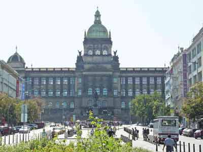 Bâtiment qui abrite le musée national de Prague sur la place Venceslas