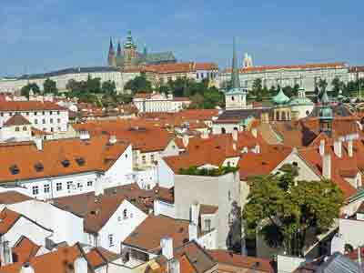 Vue sur les toits de Prague depuis le sommet de la tour du pont Charles, côté Mala Strana, Prague