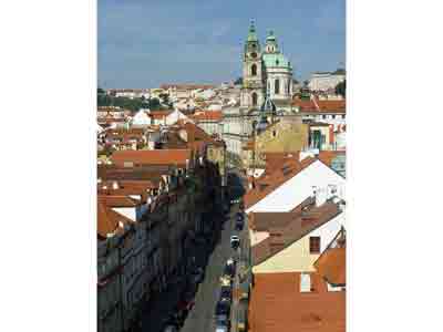 Vue sur la rue Mostecká depuis le sommet de la tour du pont Charles (Prague, République tchèque)