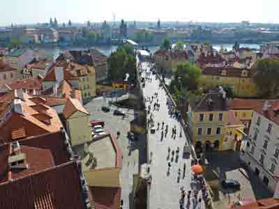 Vue sur le pont Charles depuis le sommet de la tour gothique, côté Mala Strana (Prague, République tchèque)