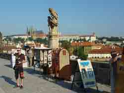 Vendeur de souvenirs sur le pont Charles (Prague, République tchèque)