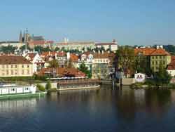 Vue sur la Vltava et le château de Prague depuis le pont Charles