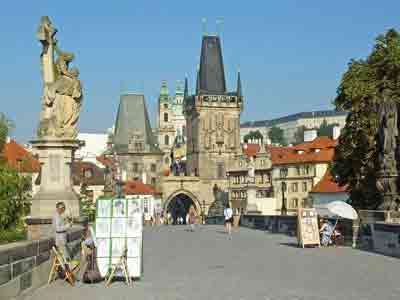 Vue sur les 2 tours du pont Charles, côté Malá Strana (Prague, République tchèque)