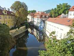 Vue sur un moulin de l'île Kampa depuis le pont Charles (Prague, République tchèque)