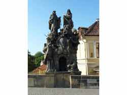 Vue sur une statue du pont Charles (Prague, République tchèque)
