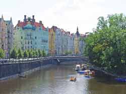 Vue sur le quai Masarykovo et sur les bâtiments colorés le long de la Vltava (Prague, République tchèque)