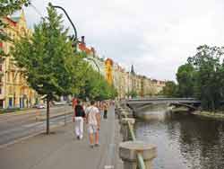 Vue sur le quai Masarykovo et sur les bâtiments colorés le long de la Vltava (Prague, République tchèque)