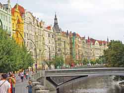 Vue sur le quai Masarykovo et sur les bâtiments colorés le long de la Vltava (Prague, République tchèque)