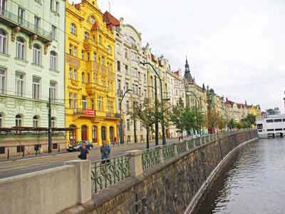 Vue sur le quai Masarykovo et sur les bâtiments colorés le long de la Vltava (Prague, République tchèque)