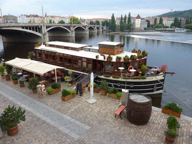 Restaurant installé sur une péniche au bord du quai Masarykovo à Prague