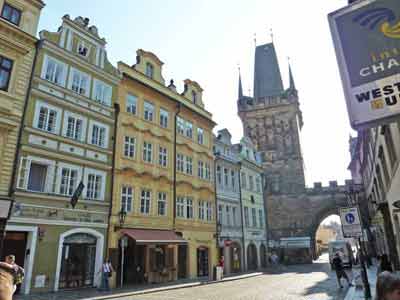 Rue Mostecká avec vue sur une tour du pont Charles, côté Malá Strana (Prague)