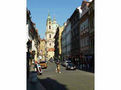 Vue sur l'église Saint Nicolas de Malá Strana depuis la rue Mostecká