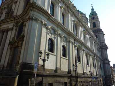 Façade latérale de l'église Saint-Nicolas de Prague (quartier de Malá Strana)