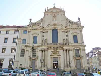 Façade avant de l'église Saint Nicolas de Prague (Malá Strana)