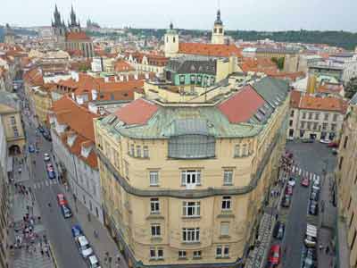 Vue sur les toits de Prague depuis le sommet de la tour poudrière de Prague