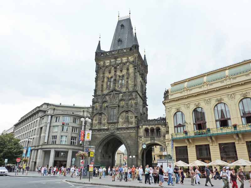 Vue sur la tour poudrière depuis Námĕstí Republiky, Prague