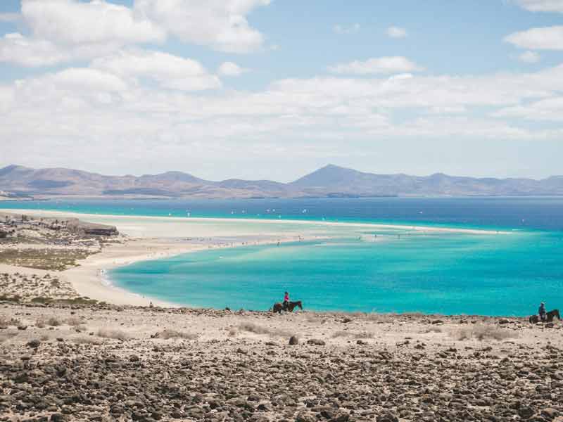 Plage de Sotavento à Fuerteventura avec ses lagunes turquoise et vue sur les montagnes de Jandía