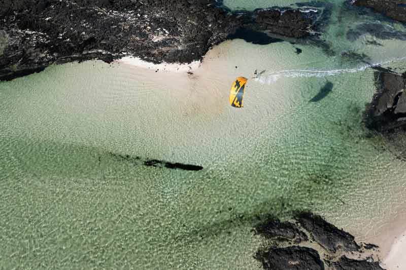 Kitesurf dans les lagunes turquoise d’El Cotillo à Fuerteventura, entre sable blanc et roches volcaniques