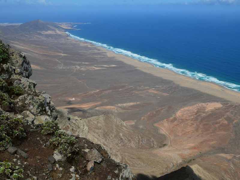 Vue aérienne de la plage sauvage de Cofete à Fuerteventura, bordée par l’océan Atlantique et les montagnes de Jandía
