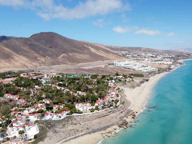 Vue aérienne de Morro Jable à Fuerteventura avec ses plages de sable blond et ses hôtels en bord de mer