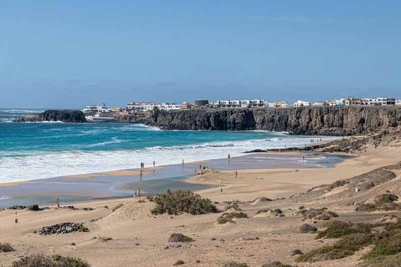 Plage et falaises volcaniques d’El Cotillo à Fuerteventura, village de pêcheurs de la côte nord-ouest des Canaries