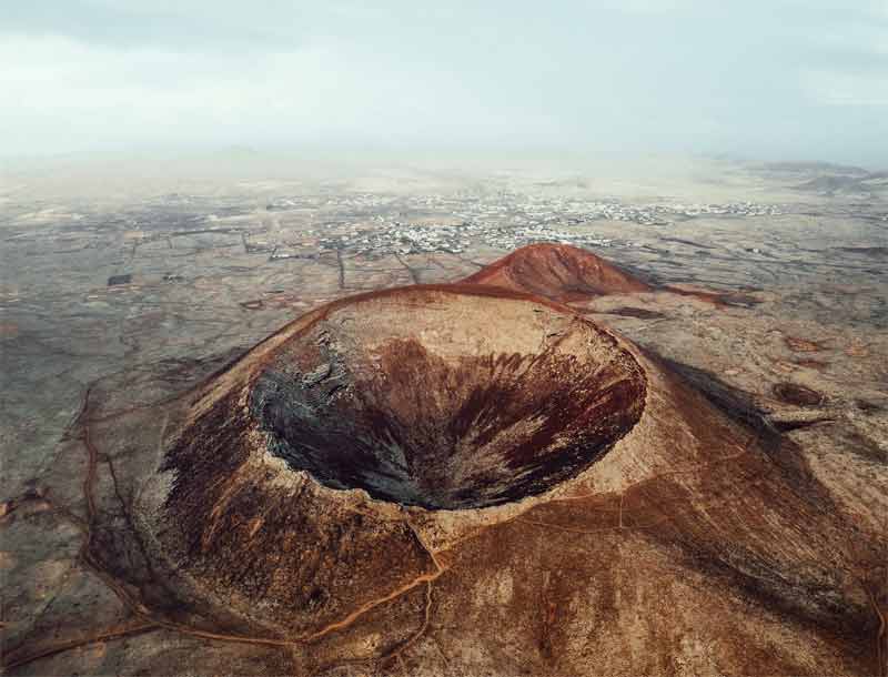 Vue aérienne du volcan Calderón Hondo à Fuerteventura, cratère volcanique emblématique de La Oliva