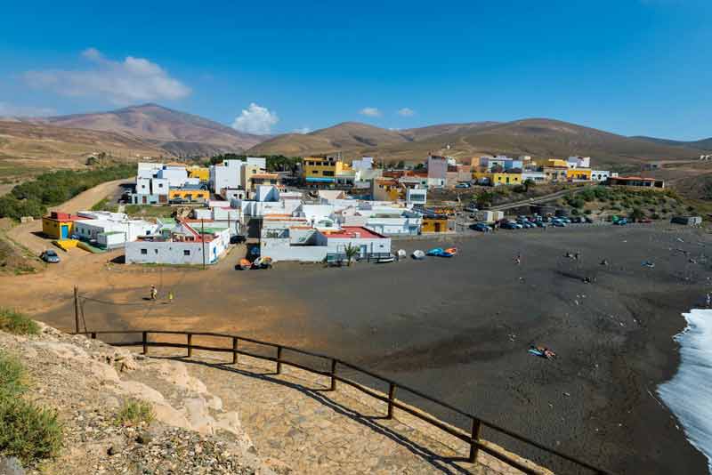 Village coloré d’Ajuy et plage de sable noir sur la côte ouest de Fuerteventura