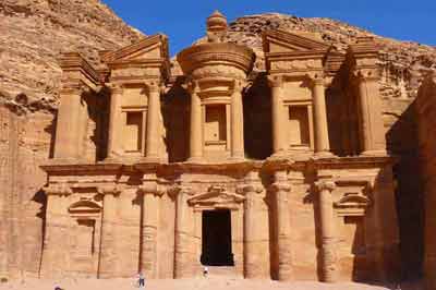 Le Deir est l'un des bâtiments les plus connus de la cité antique de Pétra en Jordanie. Il ressemble beaucoup au Khazneh.