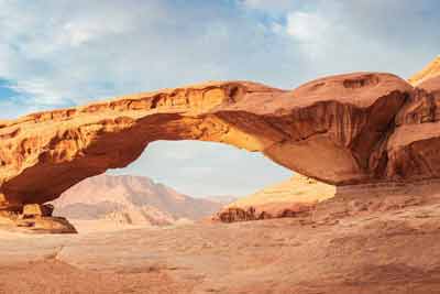 Arche dans le Wadi Rum, sud-ouest de la Jordanie